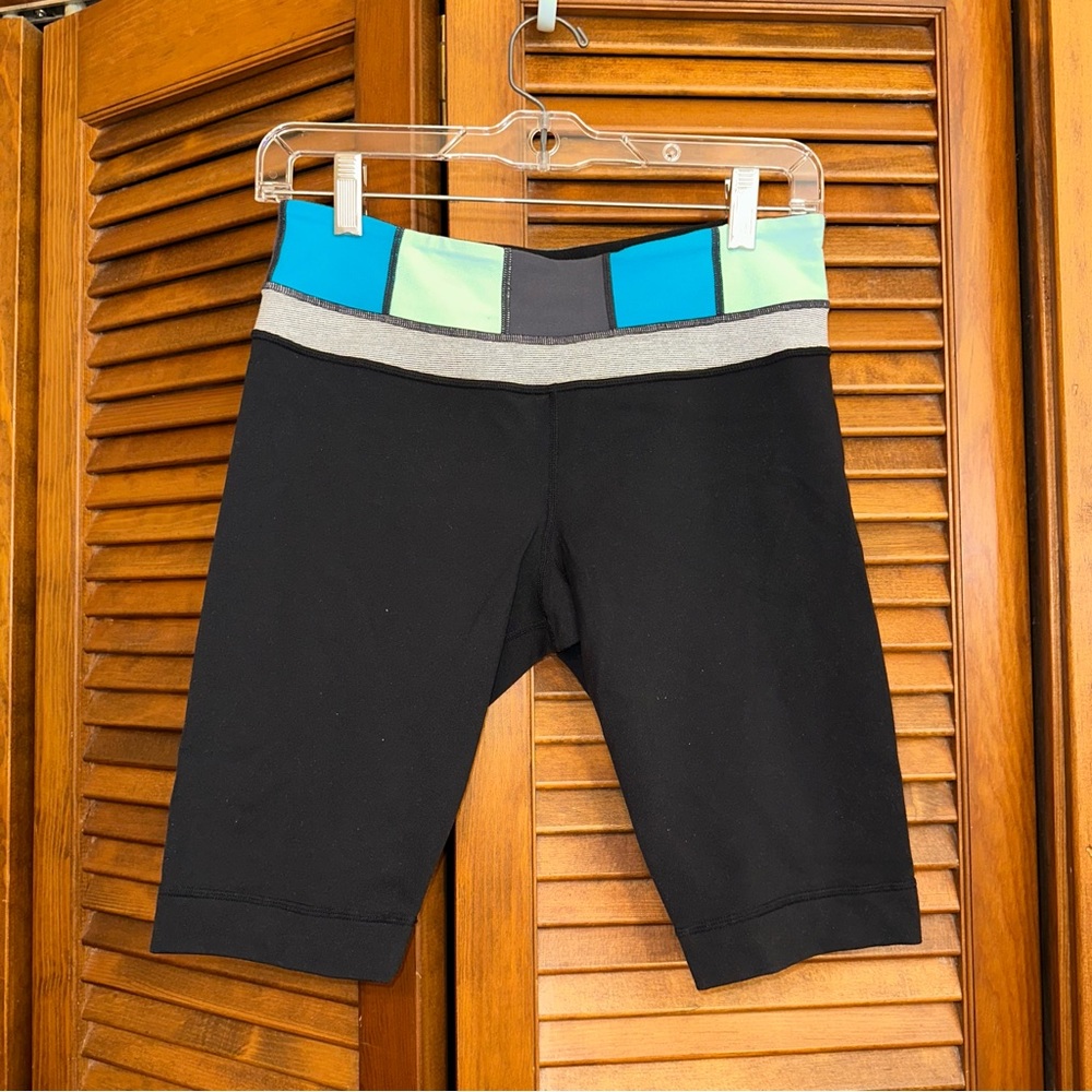 EUC Lululemon Groove bike shorts, black with multi quilting at waistband, size 6